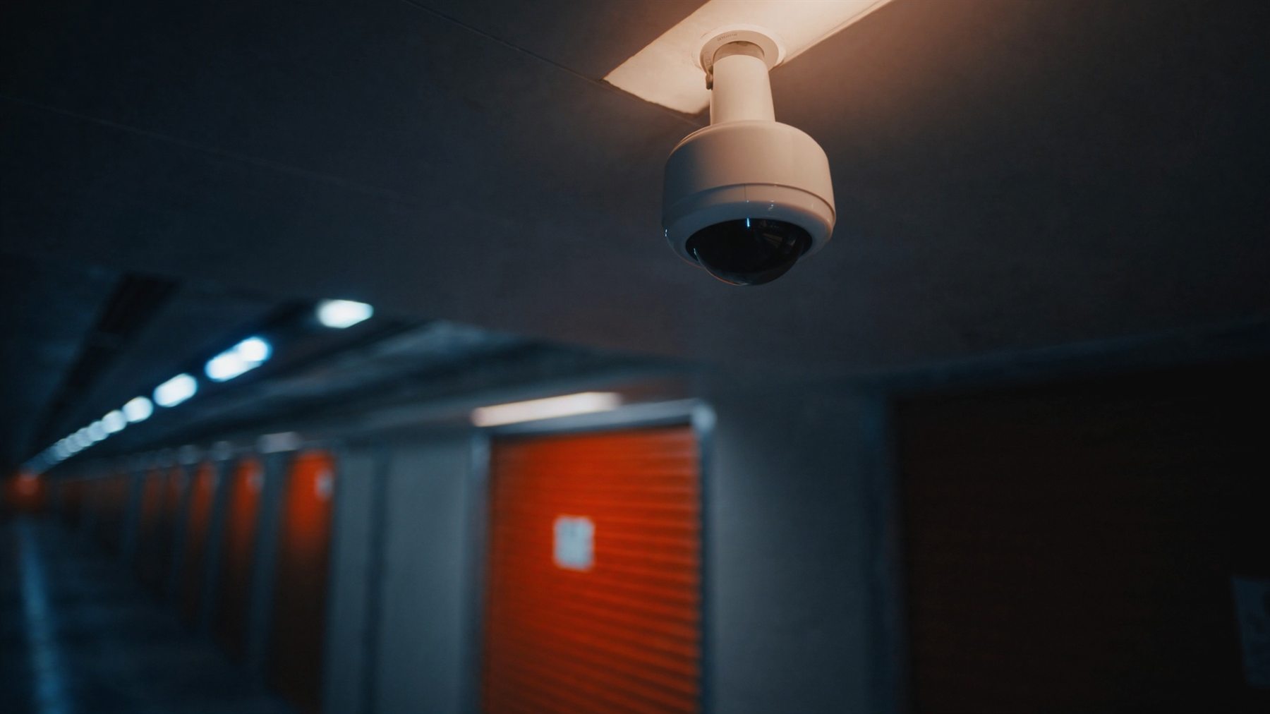 Câmera de monitoramento instalada no corredor de boxes
